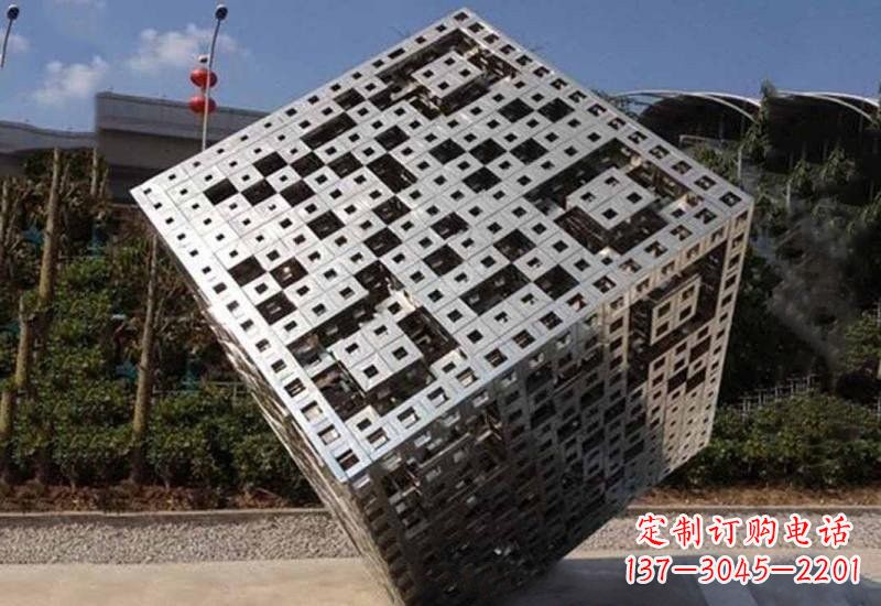 唐山不锈钢广场上的魔方雕塑