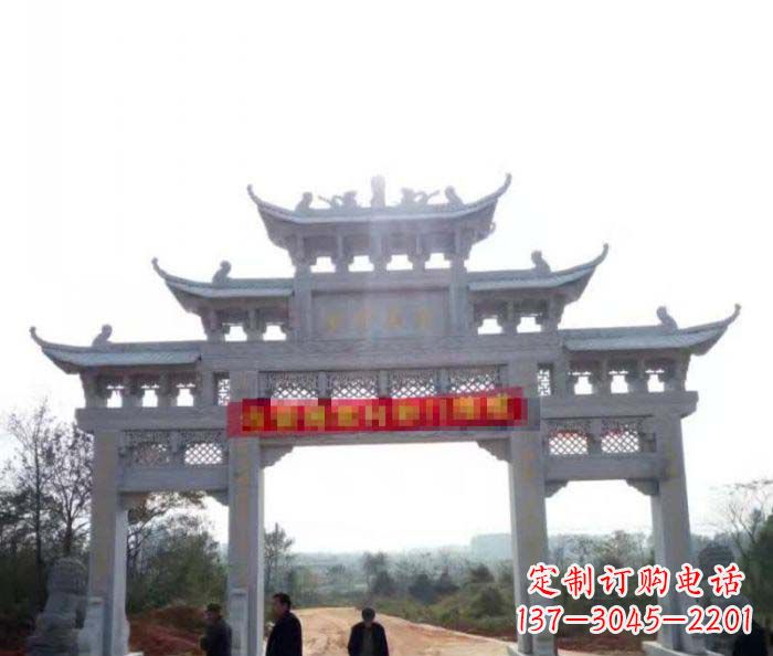 唐山三门石雕牌楼古老而精美的雕塑