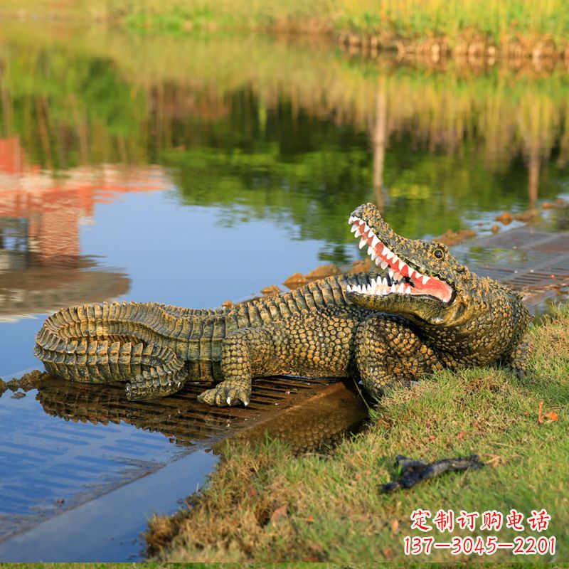 唐山仿真鳄鱼雕塑湿地公园水塘水景动物摆件