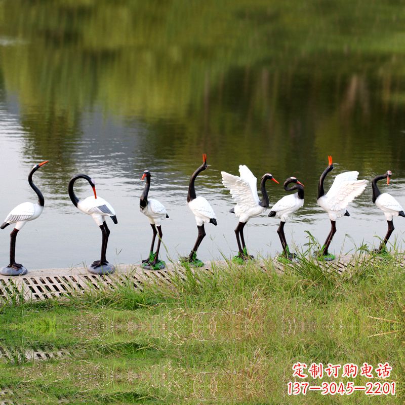 唐山仿真仙鹤玻璃钢水景雕塑摆件-公园水池水塘琥珀动物雕塑