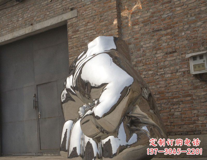 唐山冰冷威力,让精神抖动的不锈钢拳头雕塑