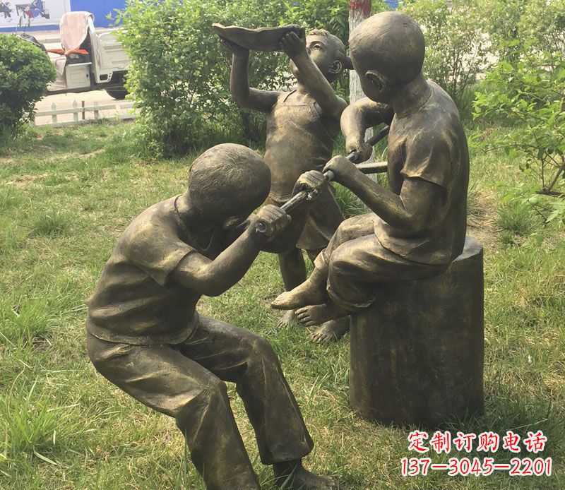 唐山公园玩水的儿童铜雕